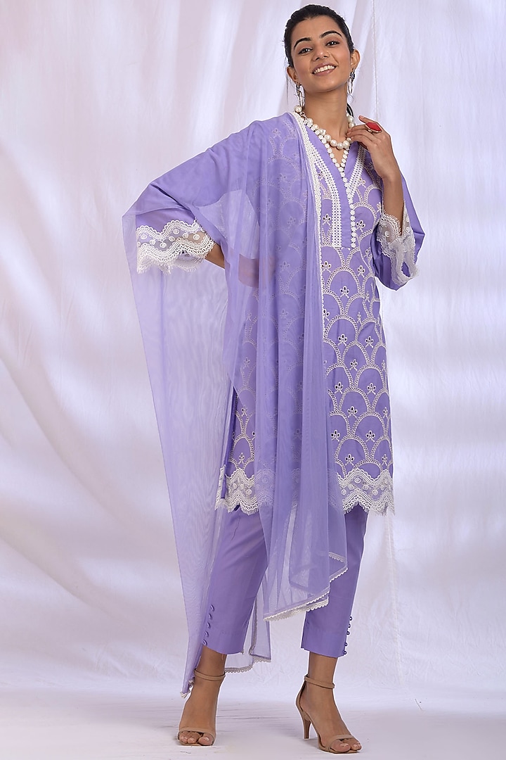 Lilac Kurta With Lace Detailing by Enaarah