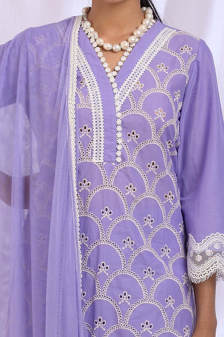 Lilac Kurta With Lace Detailing by Enaarah at Pernia's Pop Up Shop