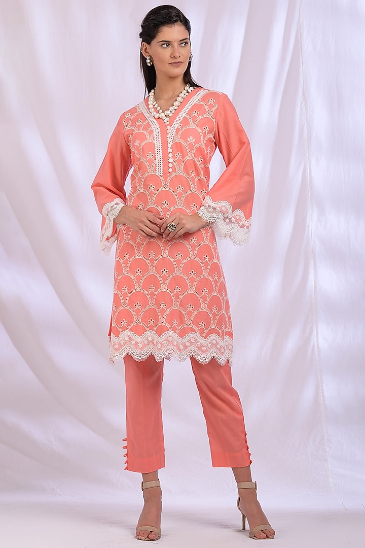 Peach Kurta With Lace Detailing by Enaarah at Pernia's Pop Up Shop
