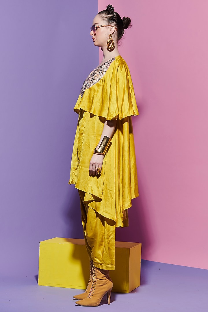 Yellow Line Silk Embroidered & Geometric Printed Kurta by Esha L Amin at Pernia's Pop Up Shop