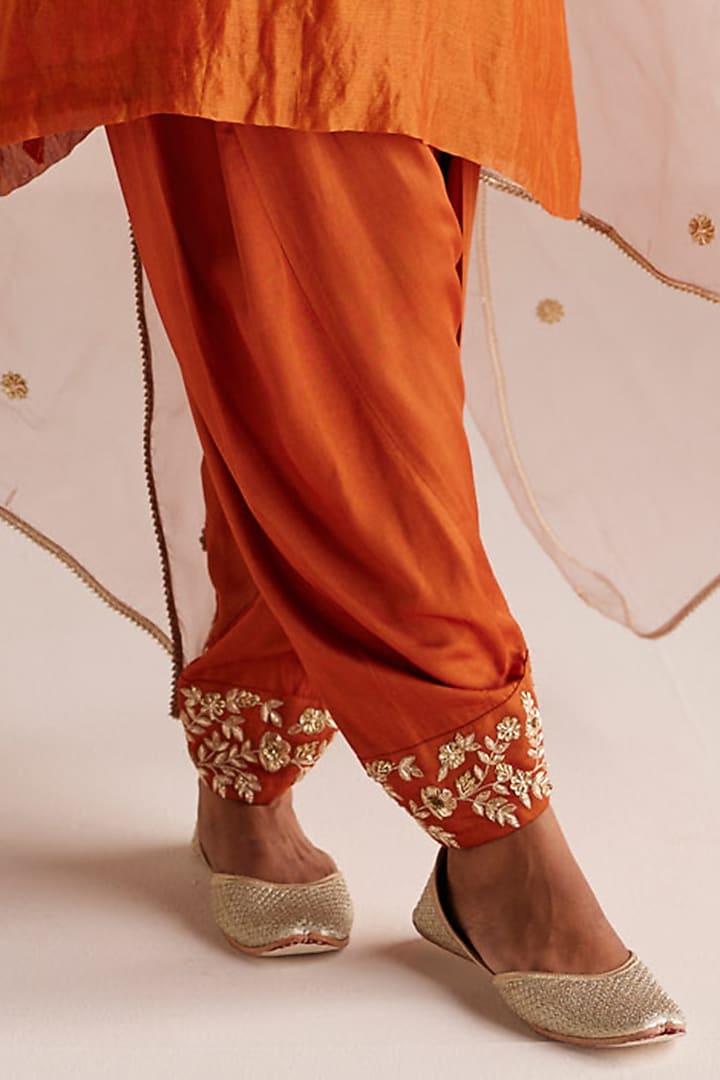 Coral Chanderi Tissue Zardosi Embroidered Kurta Set by Esha Arora at Pernia's Pop Up Shop