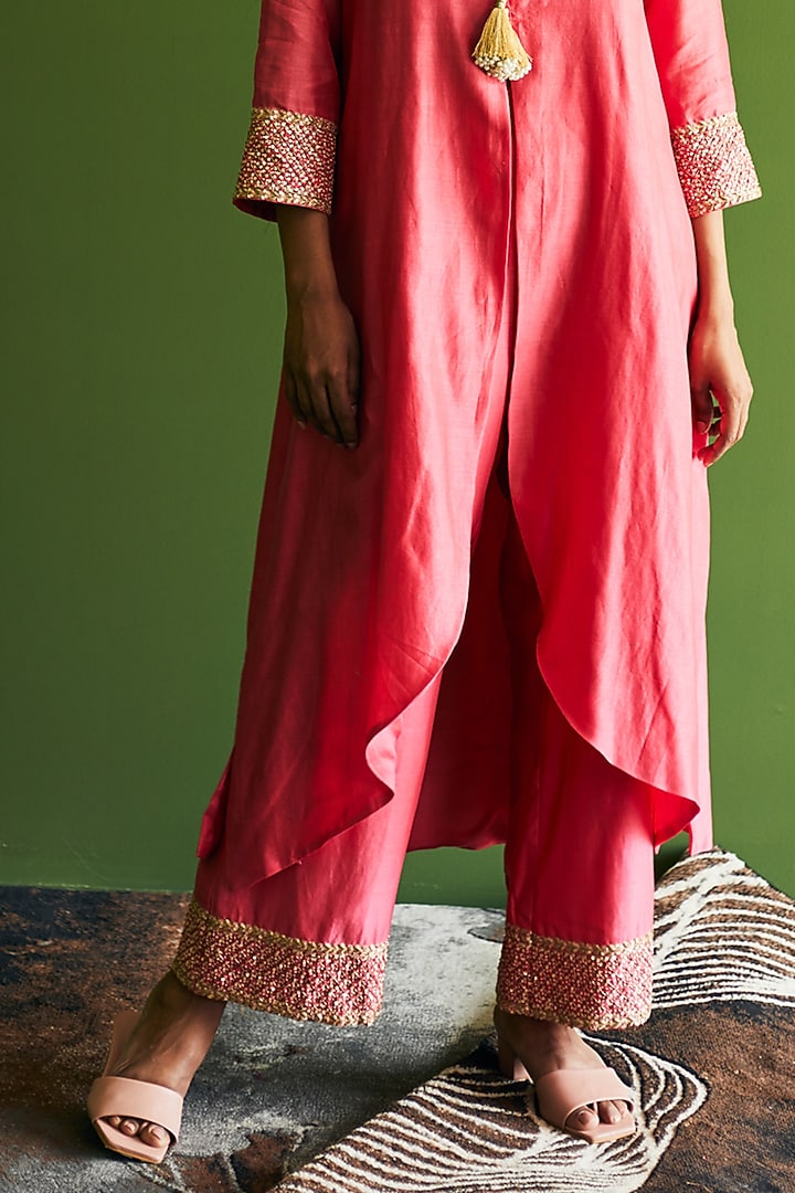 Pink Embroidered Kurta Set by Esha Arora at Pernia's Pop Up Shop