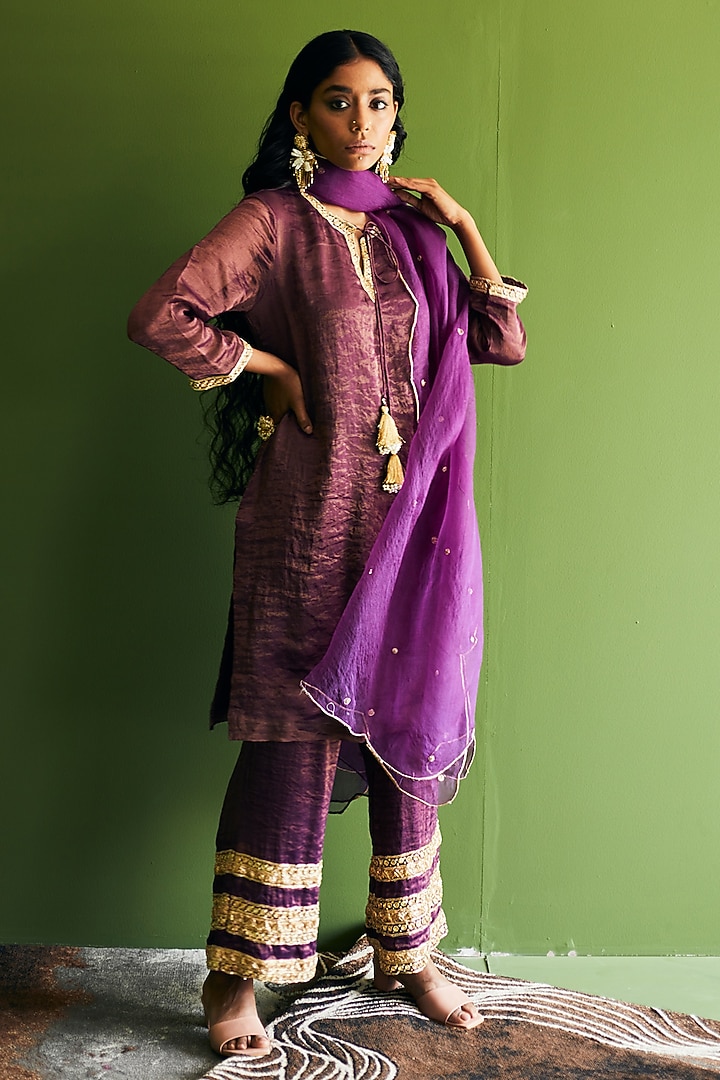 Purple Embroidered Kurta Set by Esha Arora at Pernia's Pop Up Shop
