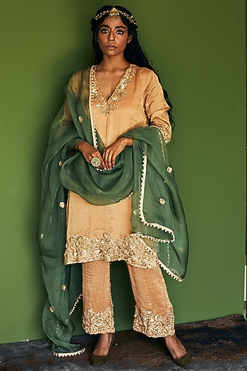 Gold Embroidered Kurta Set by Esha Arora at Pernia's Pop Up Shop