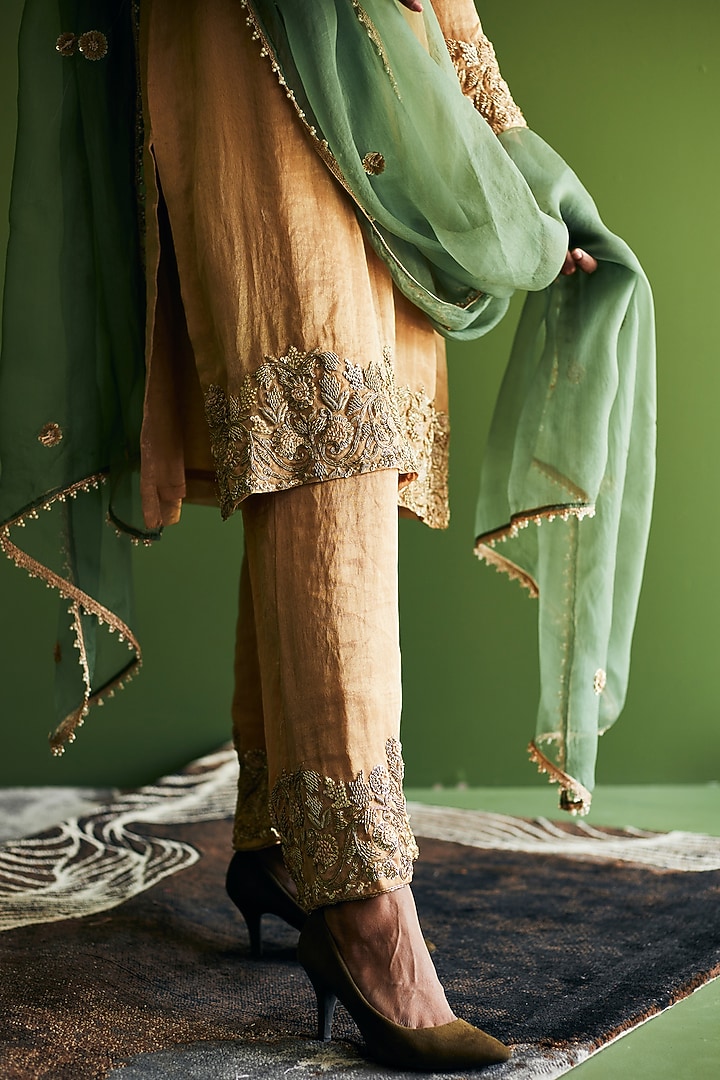 Gold Embroidered Kurta Set by Esha Arora at Pernia's Pop Up Shop