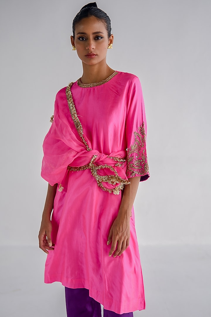 Neon Pink Silk Embroidered Kurta Set by Esha Arora at Pernia's Pop Up Shop