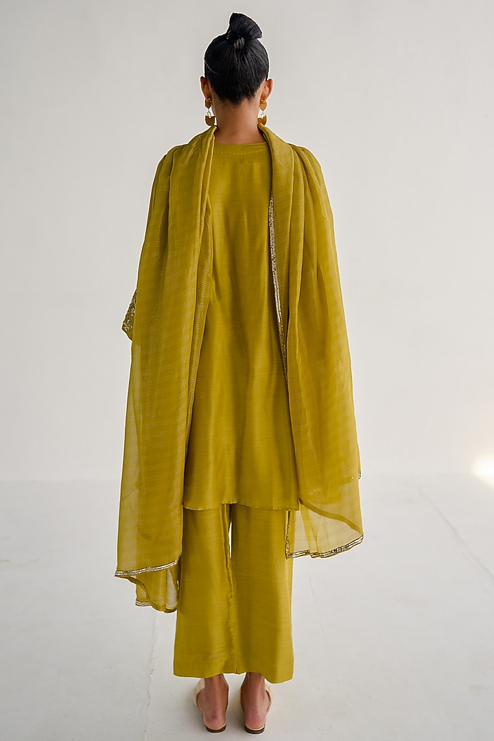 Lime Green Chanderi Embroidered Kurta Set by Esha Arora at Pernia's Pop Up Shop