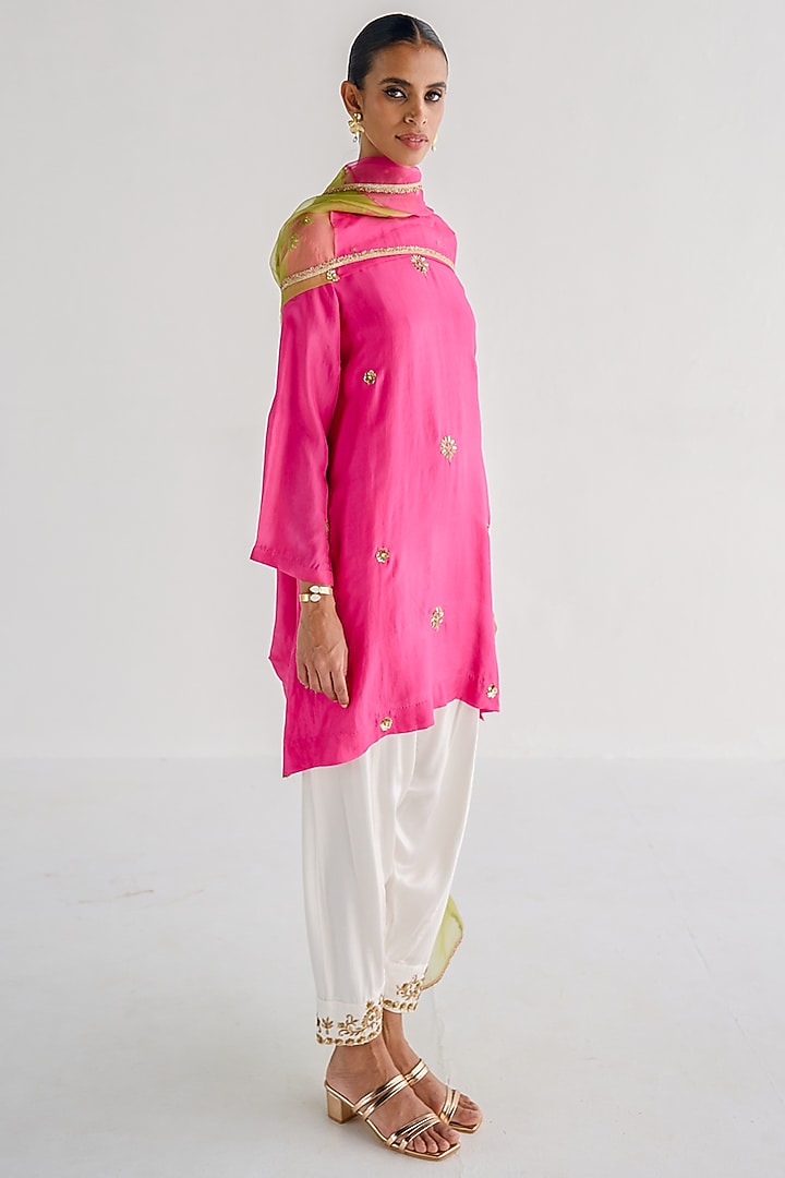 Hot Pink Silk Embroidered Kurta Set by Esha Arora at Pernia's Pop Up Shop