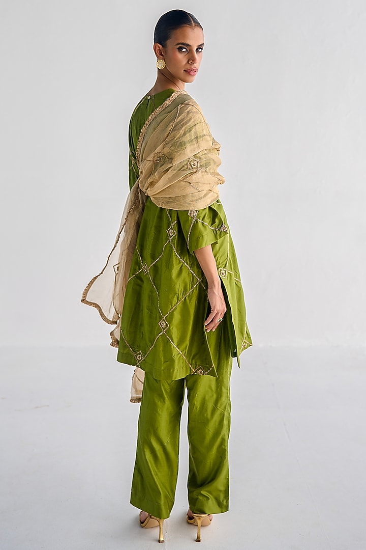 Olive Green Silk Embroidered Kurta Set by Esha Arora at Pernia's Pop Up Shop