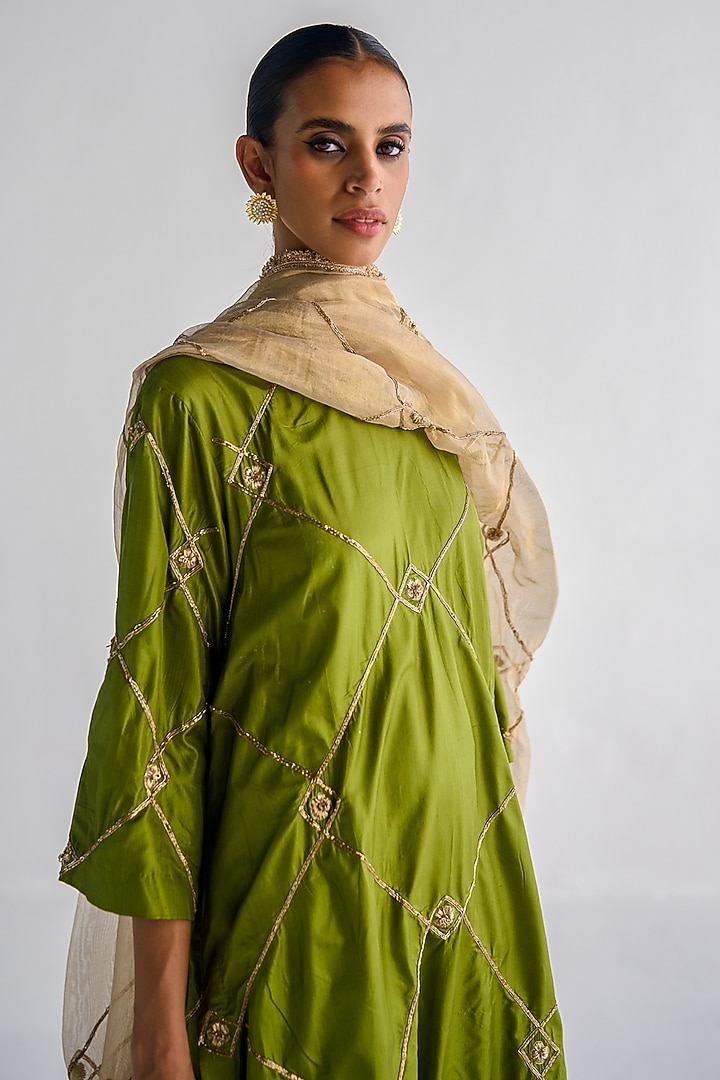 Olive Green Silk Embroidered Kurta Set by Esha Arora at Pernia's Pop Up Shop