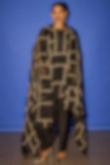 Black Silk Line Embroidered Kurta Set by Esha Arora at Pernia's Pop Up Shop