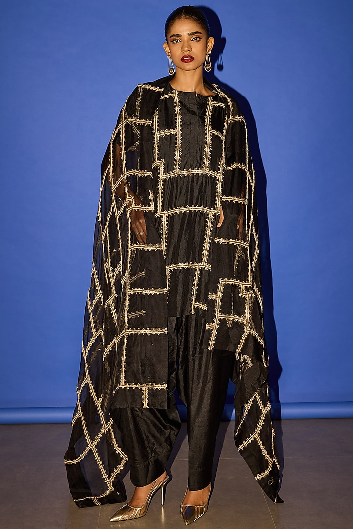Black Silk Line Embroidered Kurta Set by Esha Arora at Pernia's Pop Up Shop