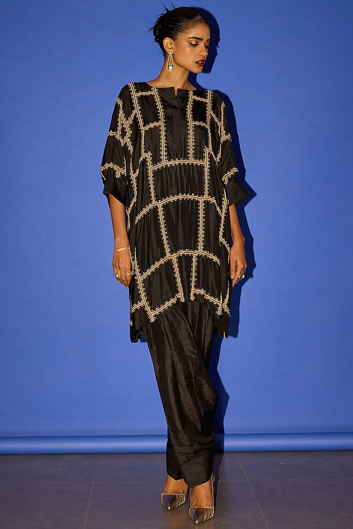 Black Silk Line Embroidered Kurta Set by Esha Arora at Pernia's Pop Up Shop