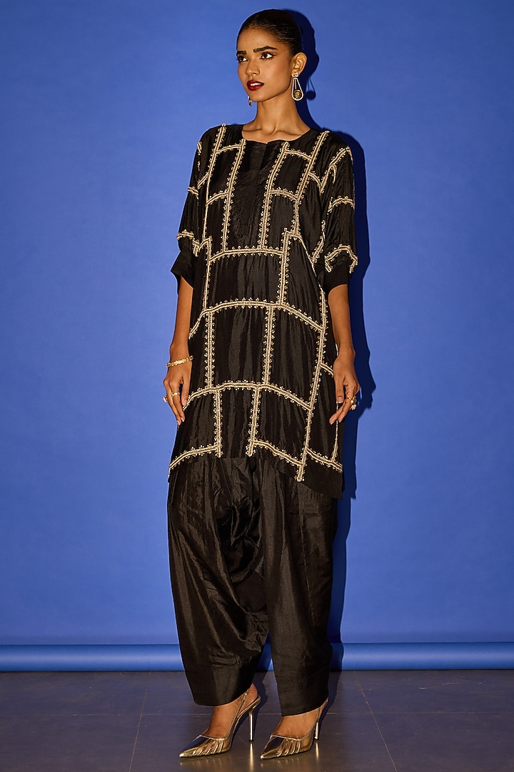 Black Silk Line Embroidered Kurta Set by Esha Arora at Pernia's Pop Up Shop