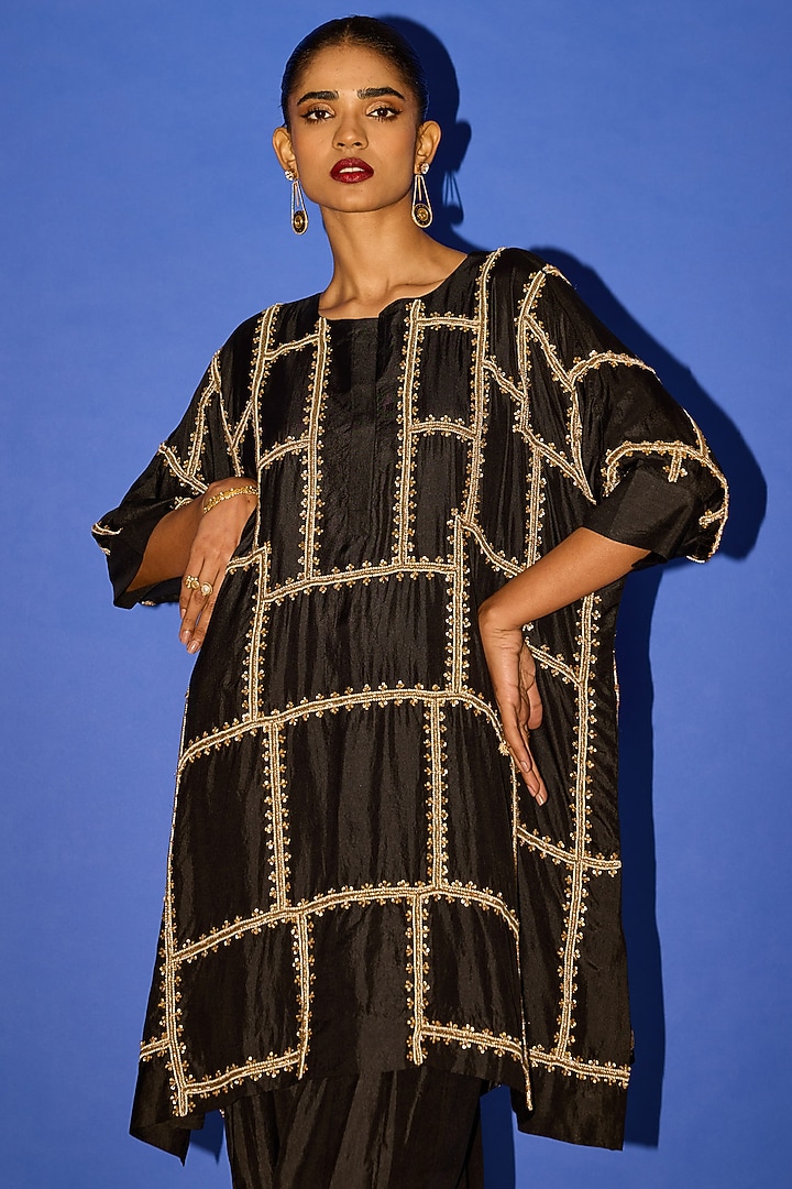 Black Silk Line Embroidered Kurta Set by Esha Arora at Pernia's Pop Up Shop