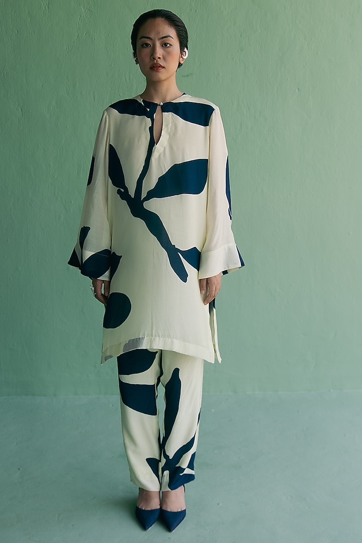 Ivory Cotton Silk Floral Printed Kurta Set by Esha Arora at Pernia's Pop Up Shop