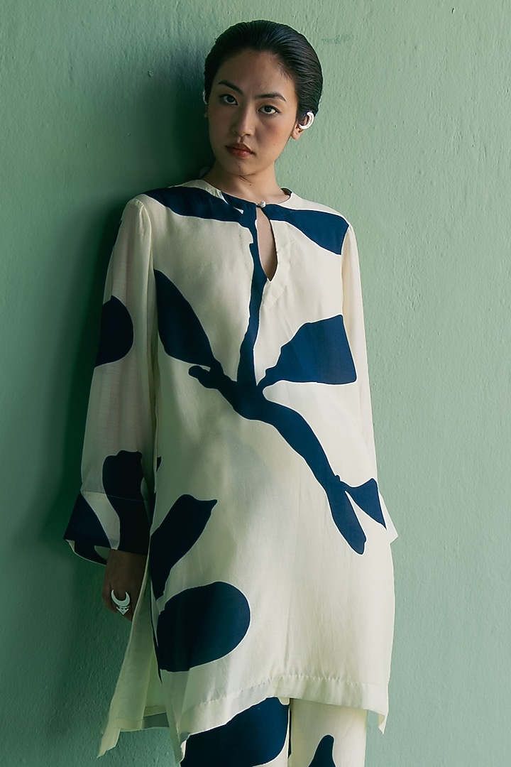 Ivory Cotton Silk Floral Printed Kurta Set by Esha Arora at Pernia's Pop Up Shop