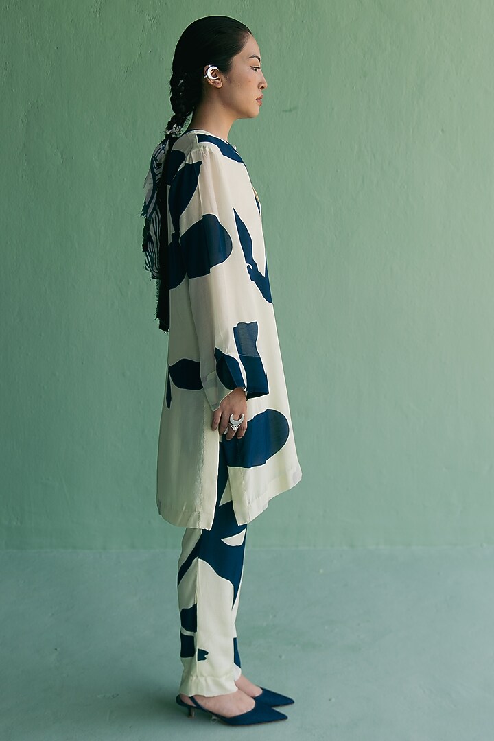 Ivory Cotton Silk Floral Printed Kurta Set by Esha Arora at Pernia's Pop Up Shop