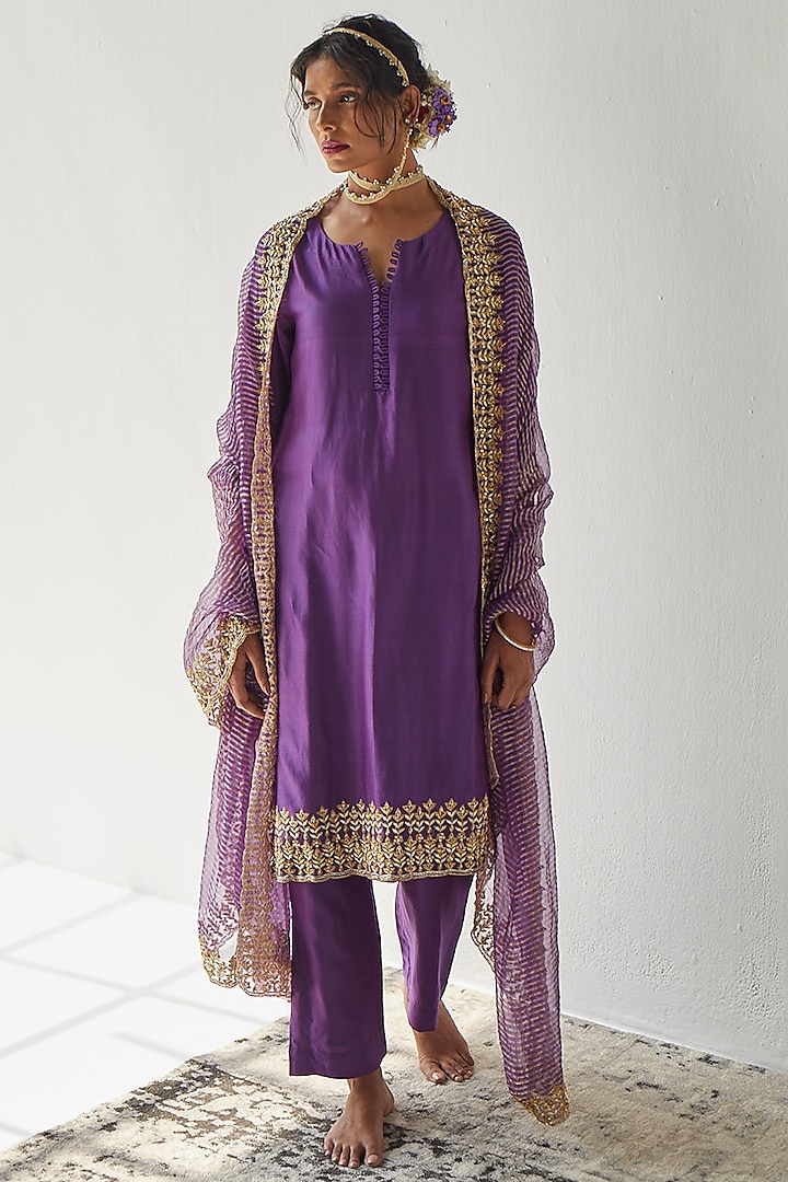 Purple Embroidered Kurta Set by Esha Arora at Pernia's Pop Up Shop