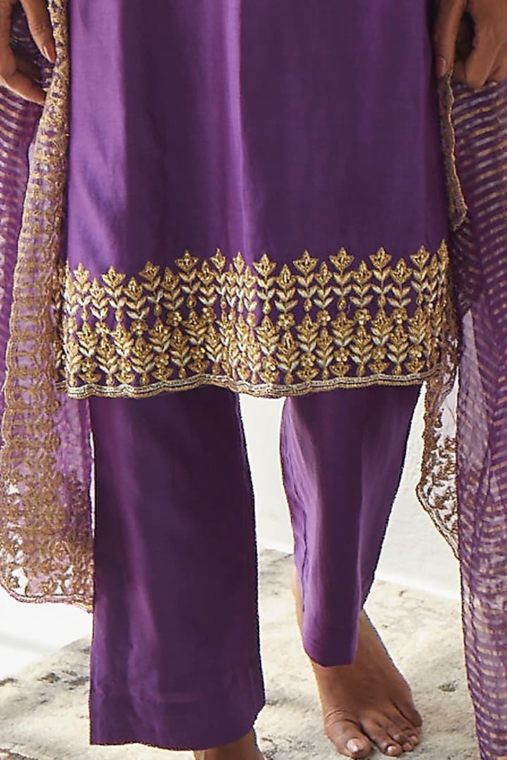 Purple Embroidered Kurta Set by Esha Arora at Pernia's Pop Up Shop