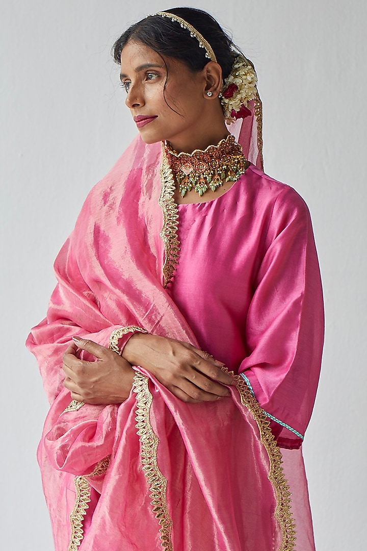 Pink Embroidered Kurta Set by Esha Arora at Pernia's Pop Up Shop