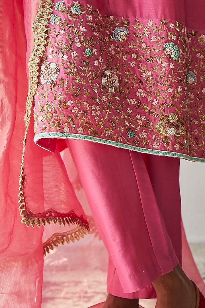 Pink Embroidered Kurta Set by Esha Arora at Pernia's Pop Up Shop