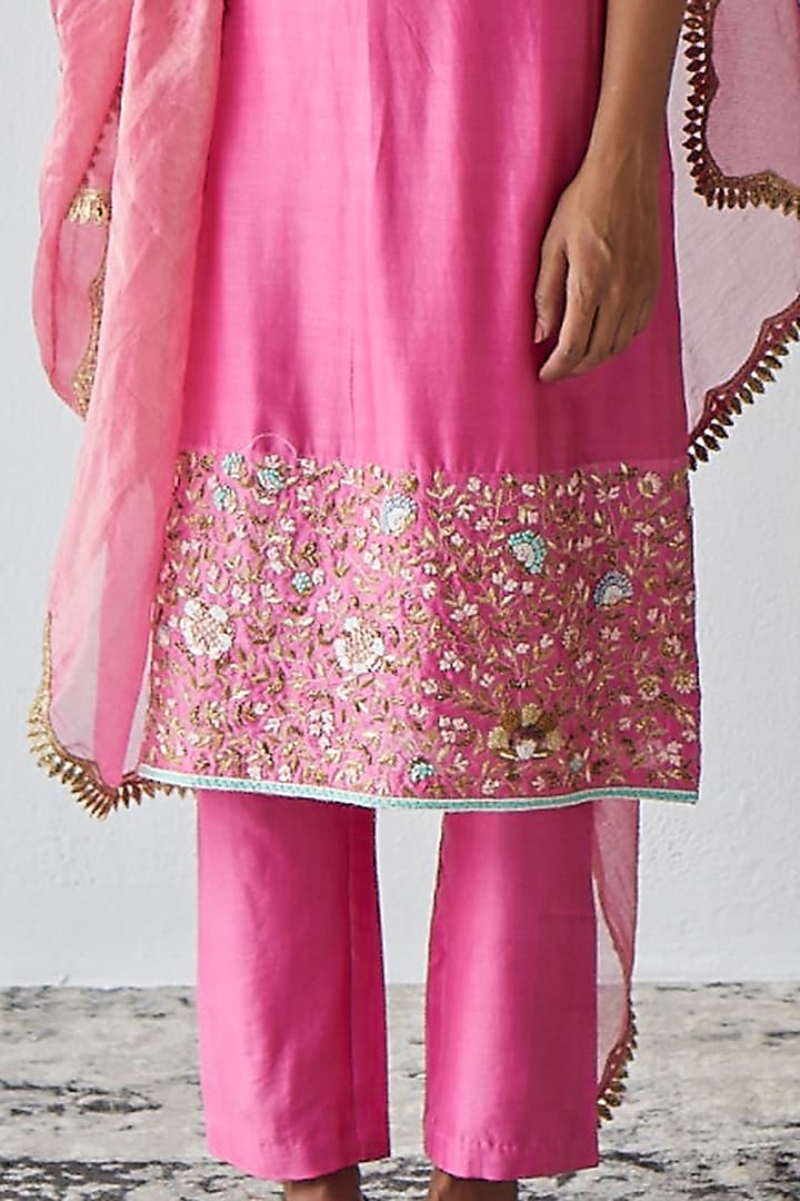 Pink Embroidered Kurta Set by Esha Arora at Pernia's Pop Up Shop