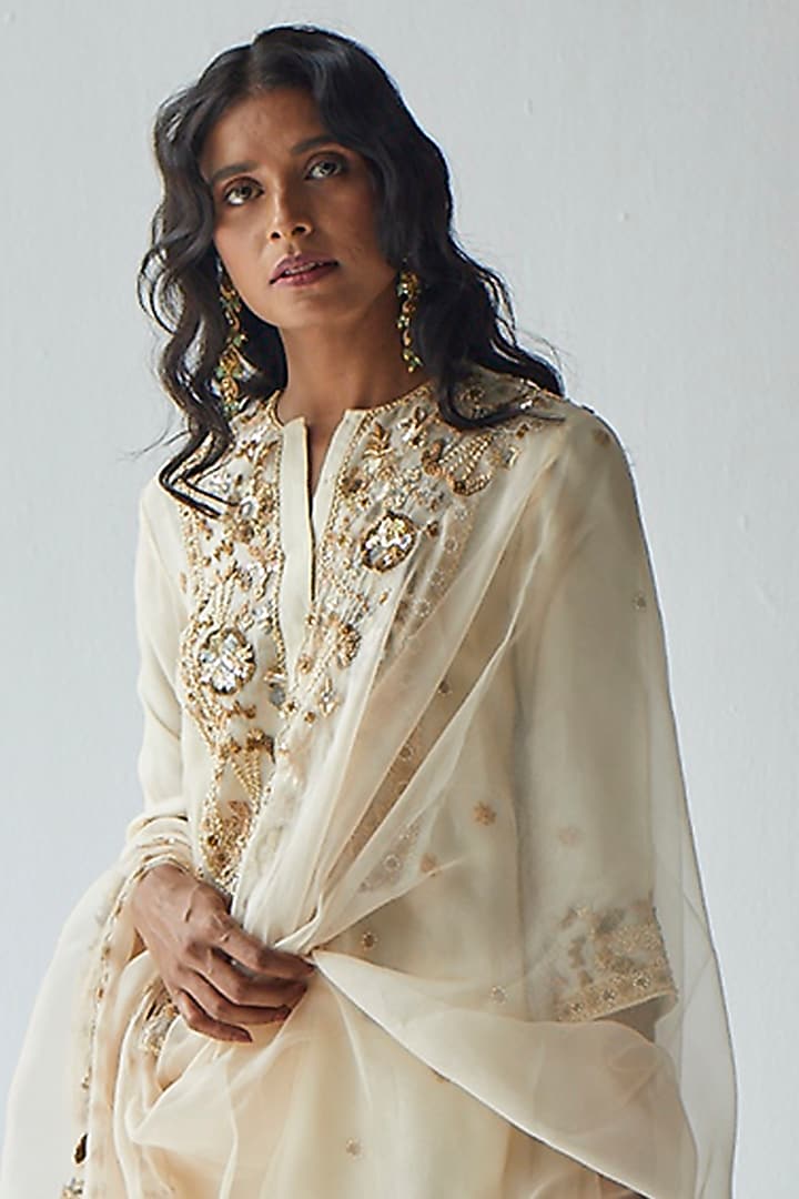 Ivory Zardosi Embroidered Kurta Set by Esha Arora at Pernia's Pop Up Shop