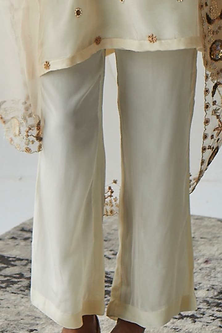 Ivory Zardosi Embroidered Kurta Set by Esha Arora at Pernia's Pop Up Shop