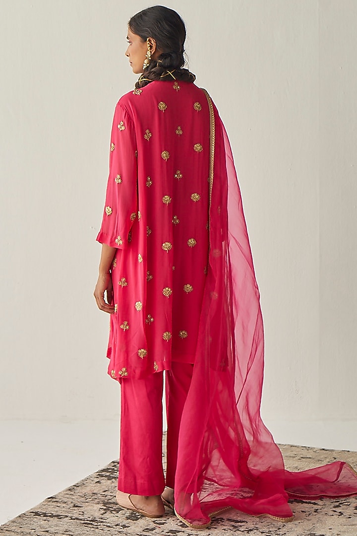 Fuchsia Hand Embroidered Kurta Set by Esha Arora at Pernia's Pop Up Shop