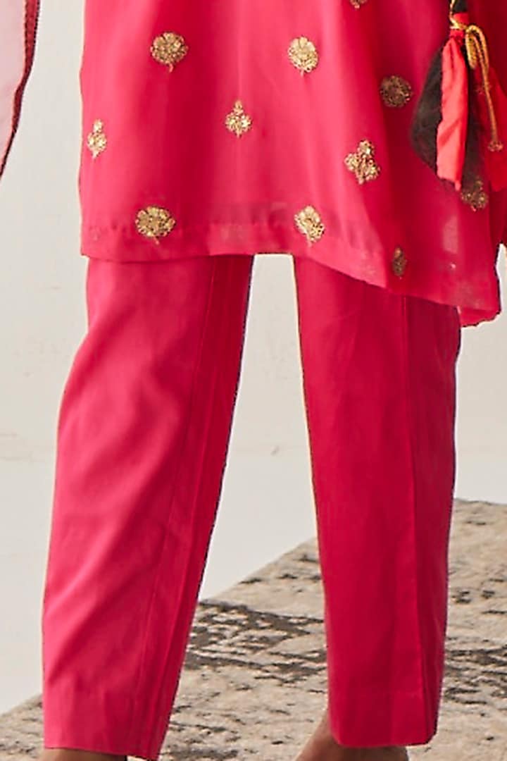 Fuchsia Hand Embroidered Kurta Set by Esha Arora at Pernia's Pop Up Shop