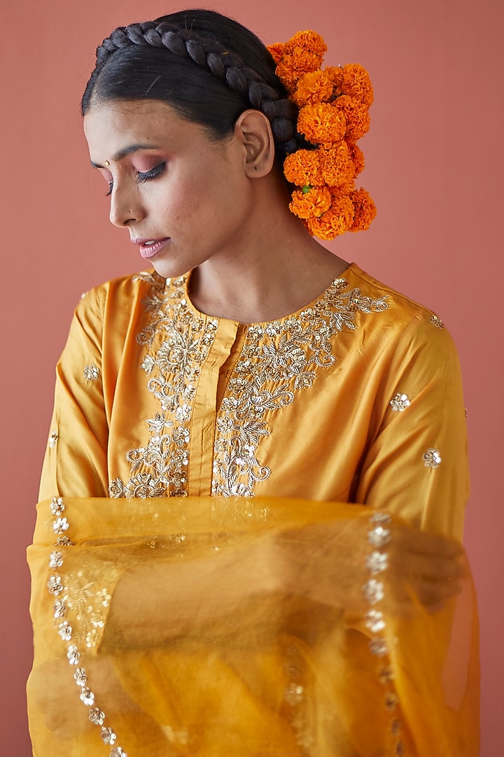 Mustard Embroidered Kurta Set by Esha Arora at Pernia's Pop Up Shop