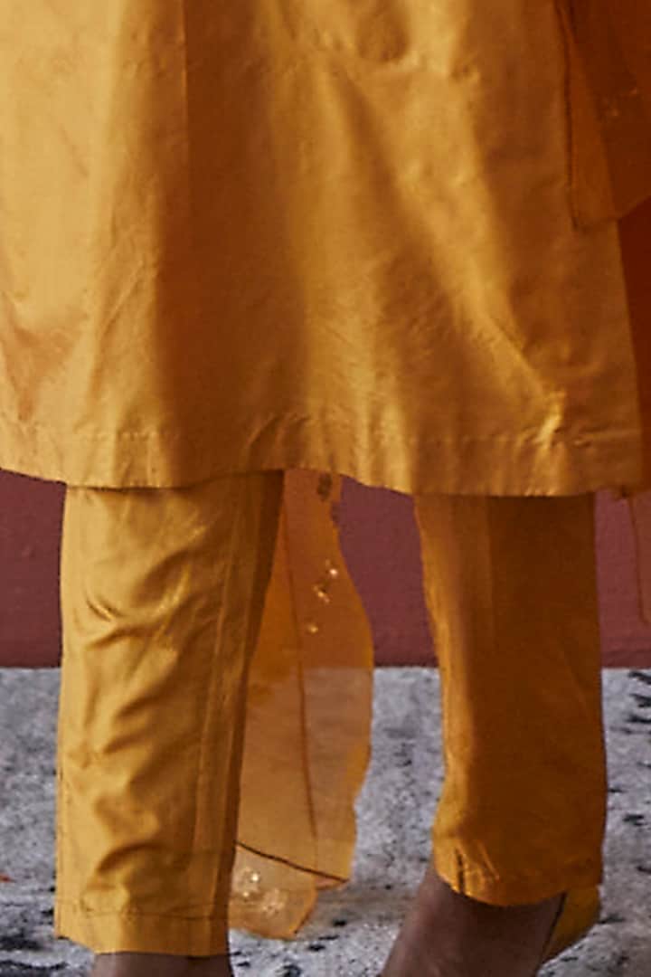 Mustard Embroidered Kurta Set by Esha Arora at Pernia's Pop Up Shop