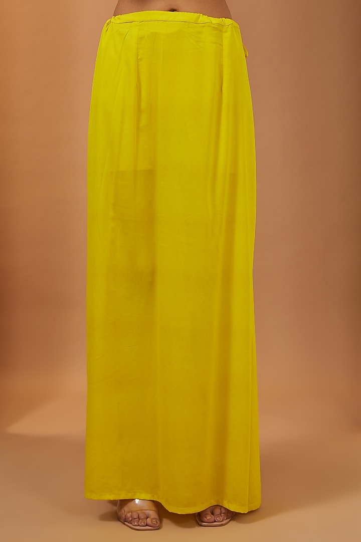 Lemon Yellow Organza Mirror Embellished Party Wear Saree Set by Esha Koul at Pernia's Pop Up Shop
