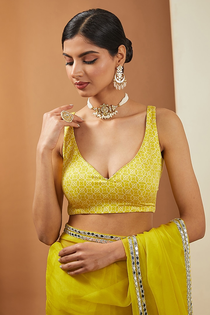Lemon Yellow Organza Mirror Embellished Party Wear Saree Set by Esha Koul at Pernia's Pop Up Shop