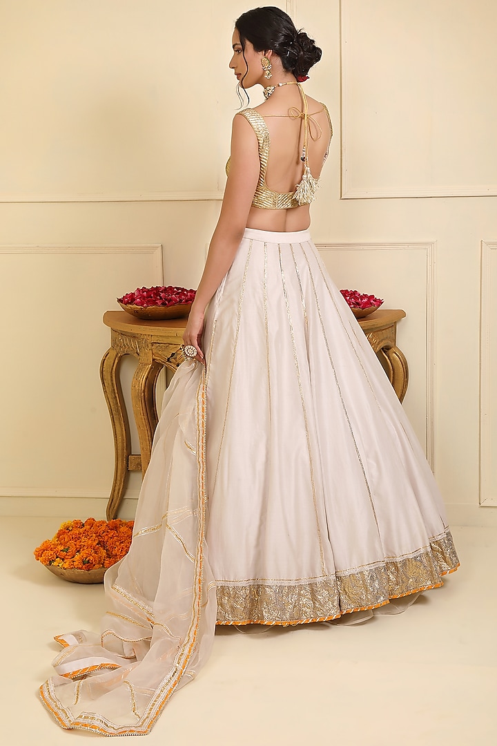 Off-White Chanderi Embellished Wedding Lehenga Set by Esha Koul at Pernia's Pop Up Shop