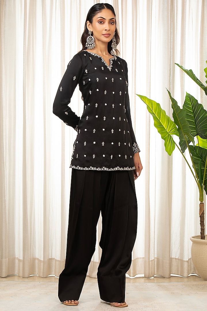 Black Bemberg Pure Satin Embroidered Kurta Set by Esha Koul at Pernia's Pop Up Shop