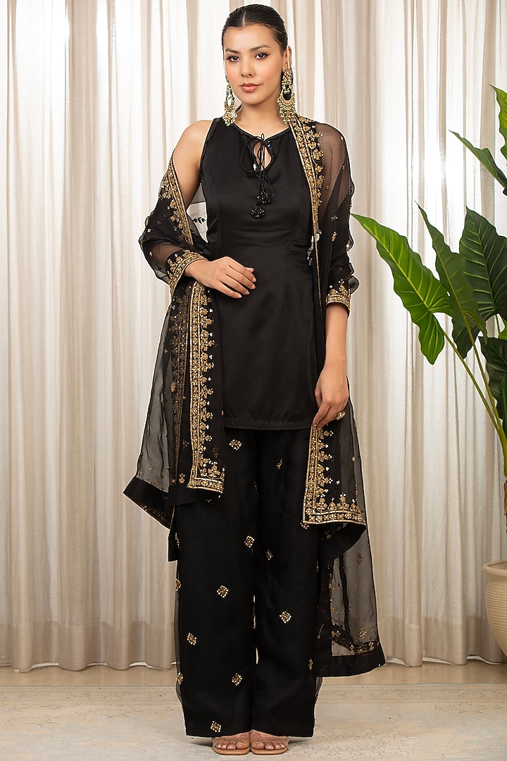 Black Bemberg Pure Satin Embellished Kurta Set by Esha Koul at Pernia's Pop Up Shop