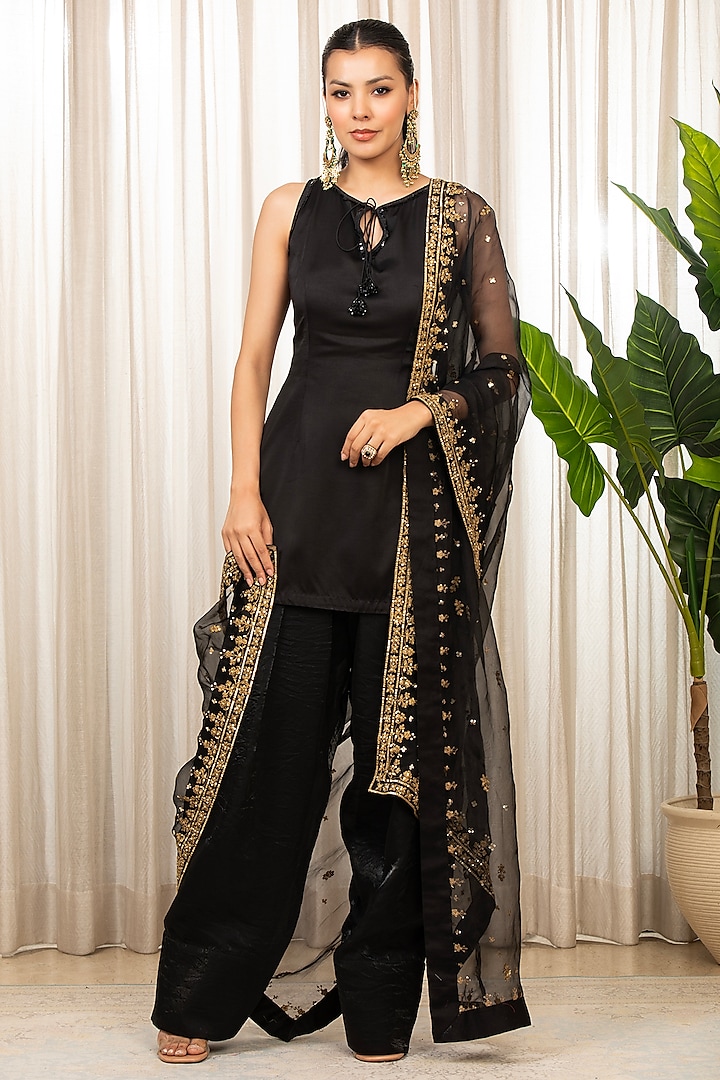 Black Bemberg Pure Satin Embellished Kurta Set by Esha Koul at Pernia's Pop Up Shop