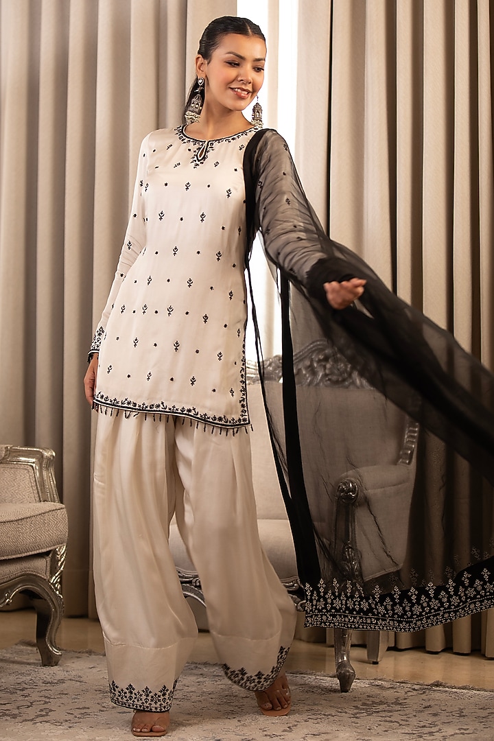 White & Black Bemberg Pure Satin Hand Embroidered Kurta Set by Esha Koul at Pernia's Pop Up Shop