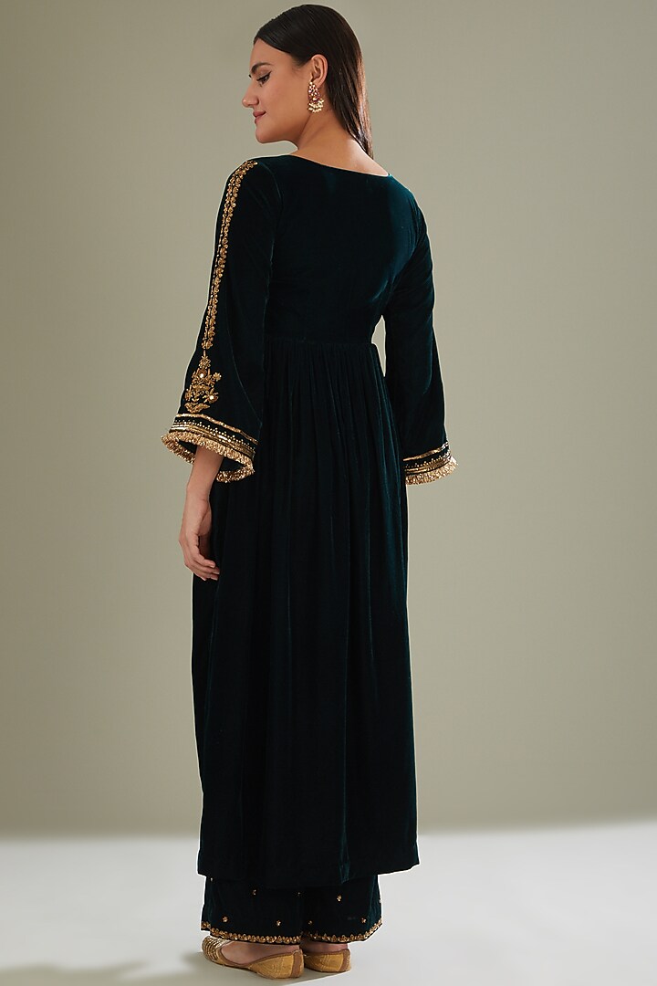 Green Embroidered Kurta Set by Esha Koul at Pernia's Pop Up Shop