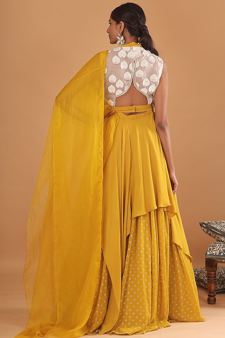 Mustard Embroidered Kurta Set With Belt by Ek Soot at Pernia's Pop Up Shop