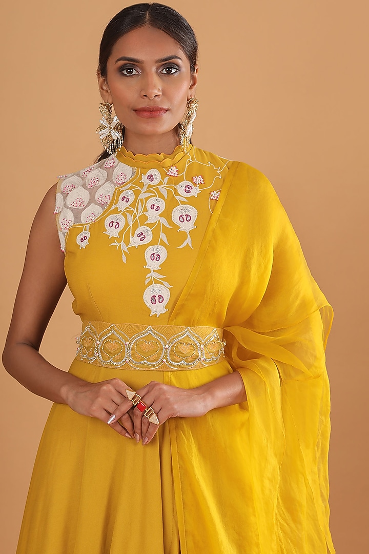 Mustard Embroidered Kurta Set With Belt by Ek Soot at Pernia's Pop Up Shop