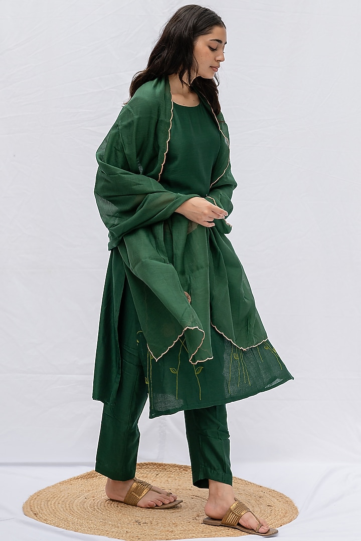 Green Chanderi Thread Embroidered Kurta Set by ETAR at Pernia's Pop Up Shop