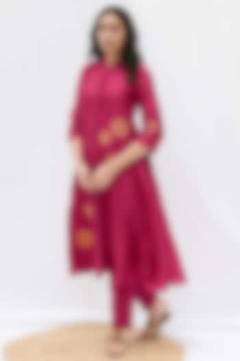 Pink Chanderi Thread Embroidered Kurta Set by ETAR at Pernia's Pop Up Shop
