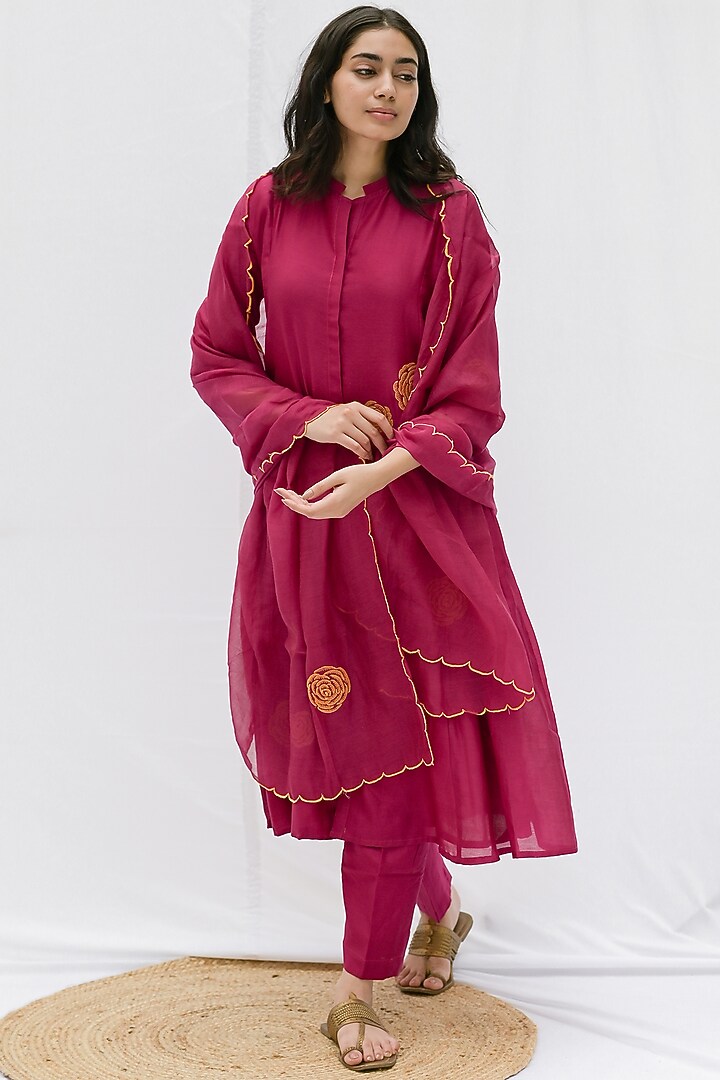 Pink Chanderi Thread Embroidered Kurta Set by ETAR at Pernia's Pop Up Shop
