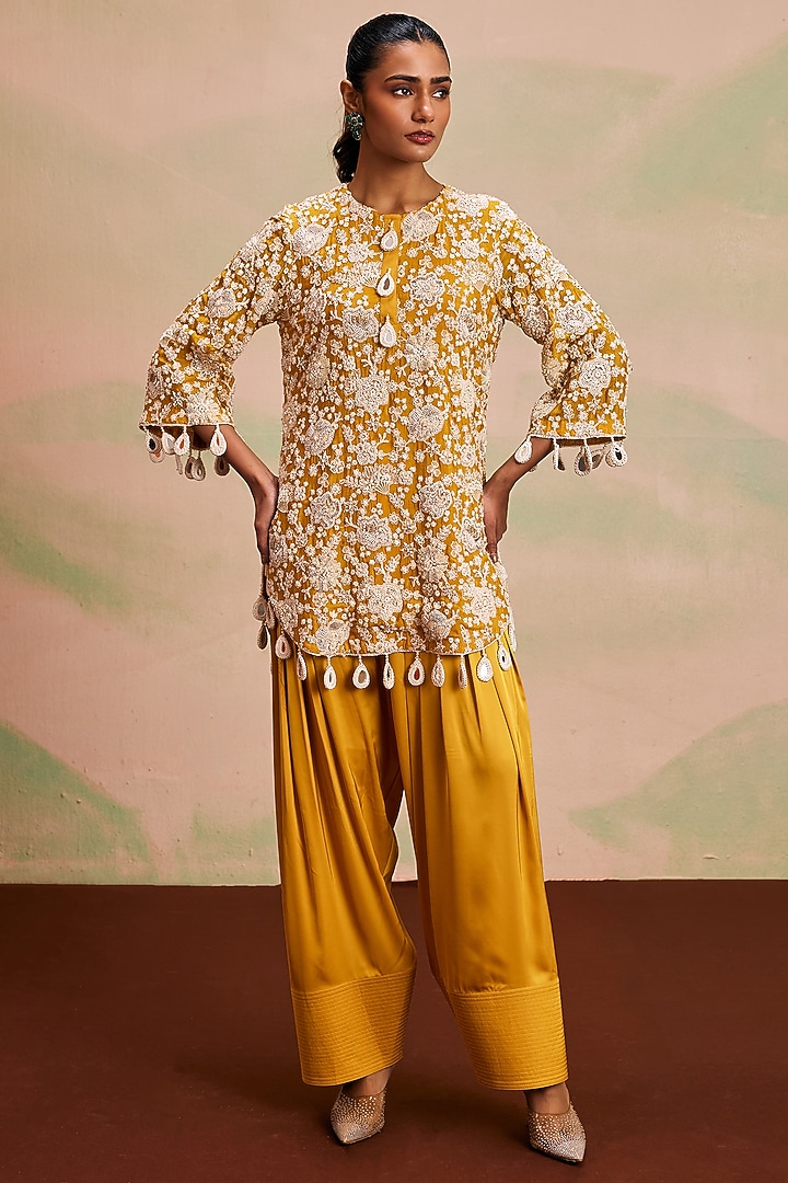 Yellow Georgette Pearl Machine Embroidered Kurta Set by EVRA BY NIKITA KHURANA at Pernia's Pop Up Shop
