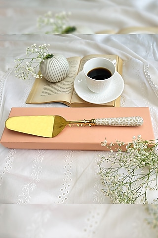 Beige & White Iron Handloom Harmony Printed Cake Server by Faaya Gifting