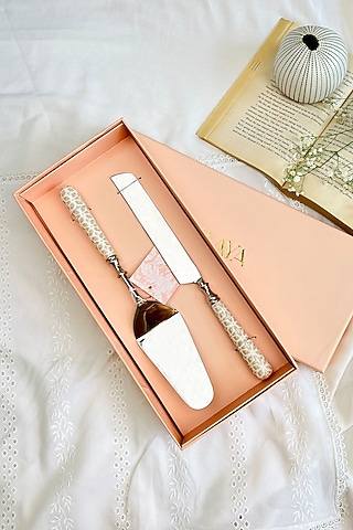 Beige Stainless Steel Handloom Harmony Cake Server & Knife (Set Of 2) by Faaya Gifting