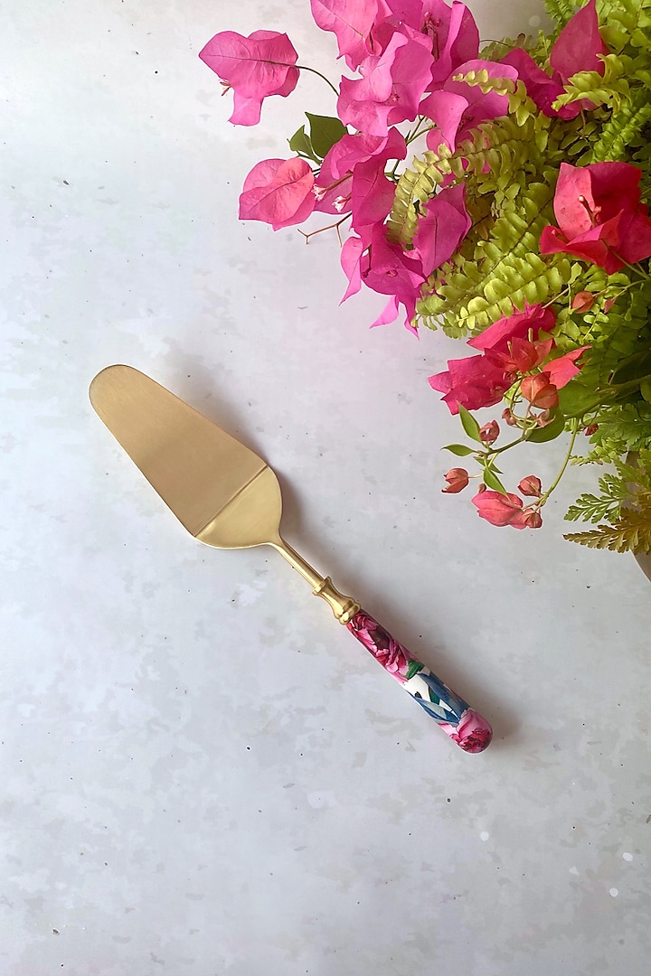 White Tudor Blooms Cake Stand by Faaya Gifting at Pernia's Pop Up Shop
